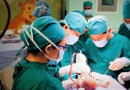 Be trai nguy kich vi tai nan giao thong hinh anh
