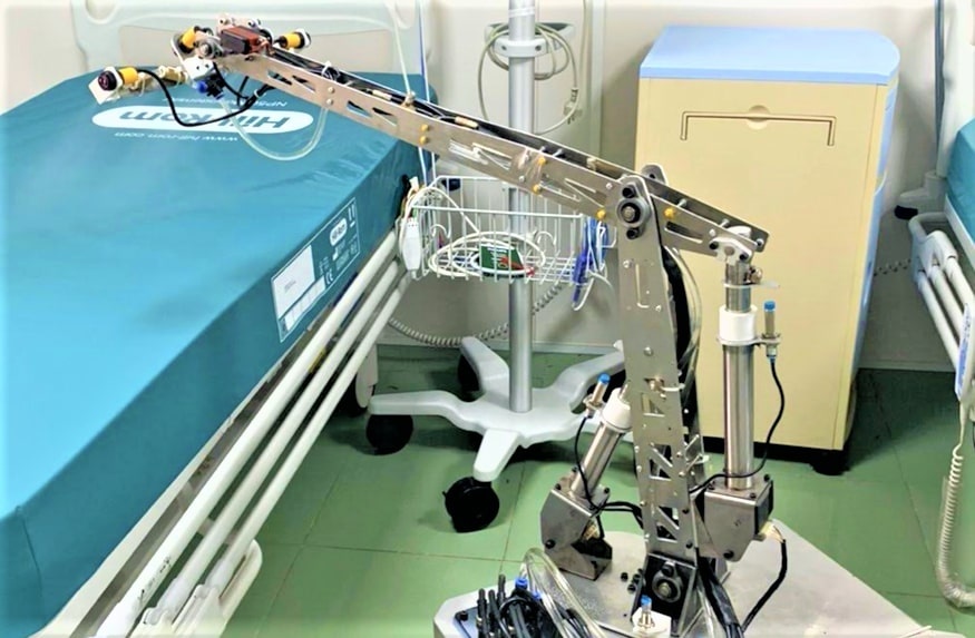 Robot thay the nhan vien khu khuan phong cach ly tai BV Da chien Cu Chi hinh anh