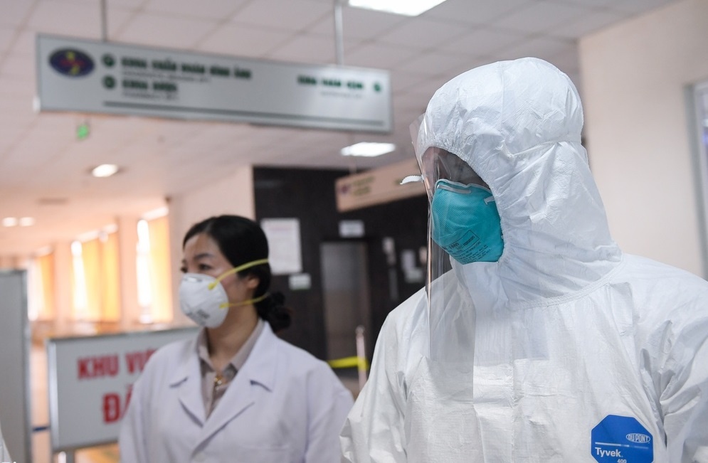 Vi sao hai benh nhan o Da Nang dien tien nang? hinh anh