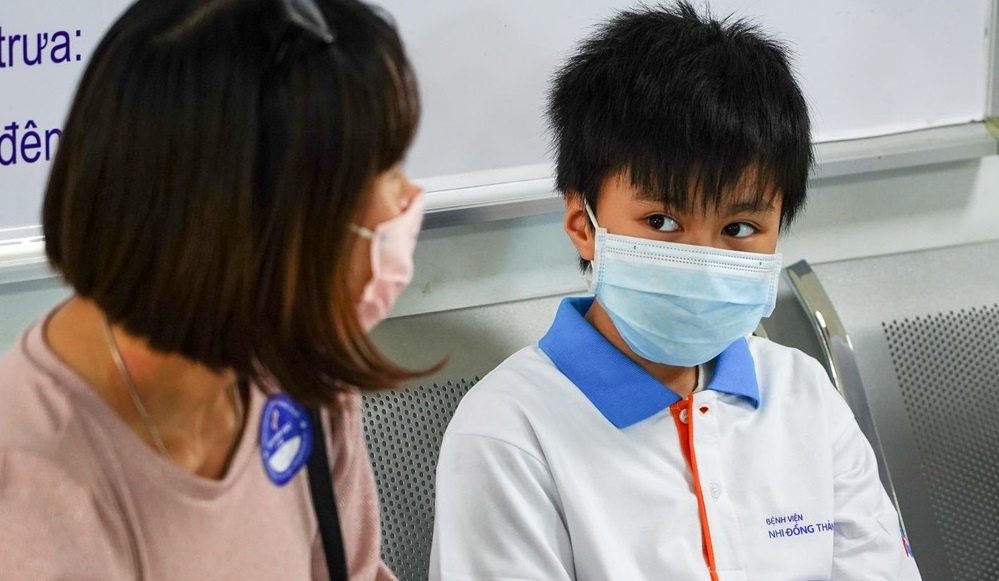 Be trai o TP.HCM tai duong tinh sau 26 ngay khoi benh hinh anh