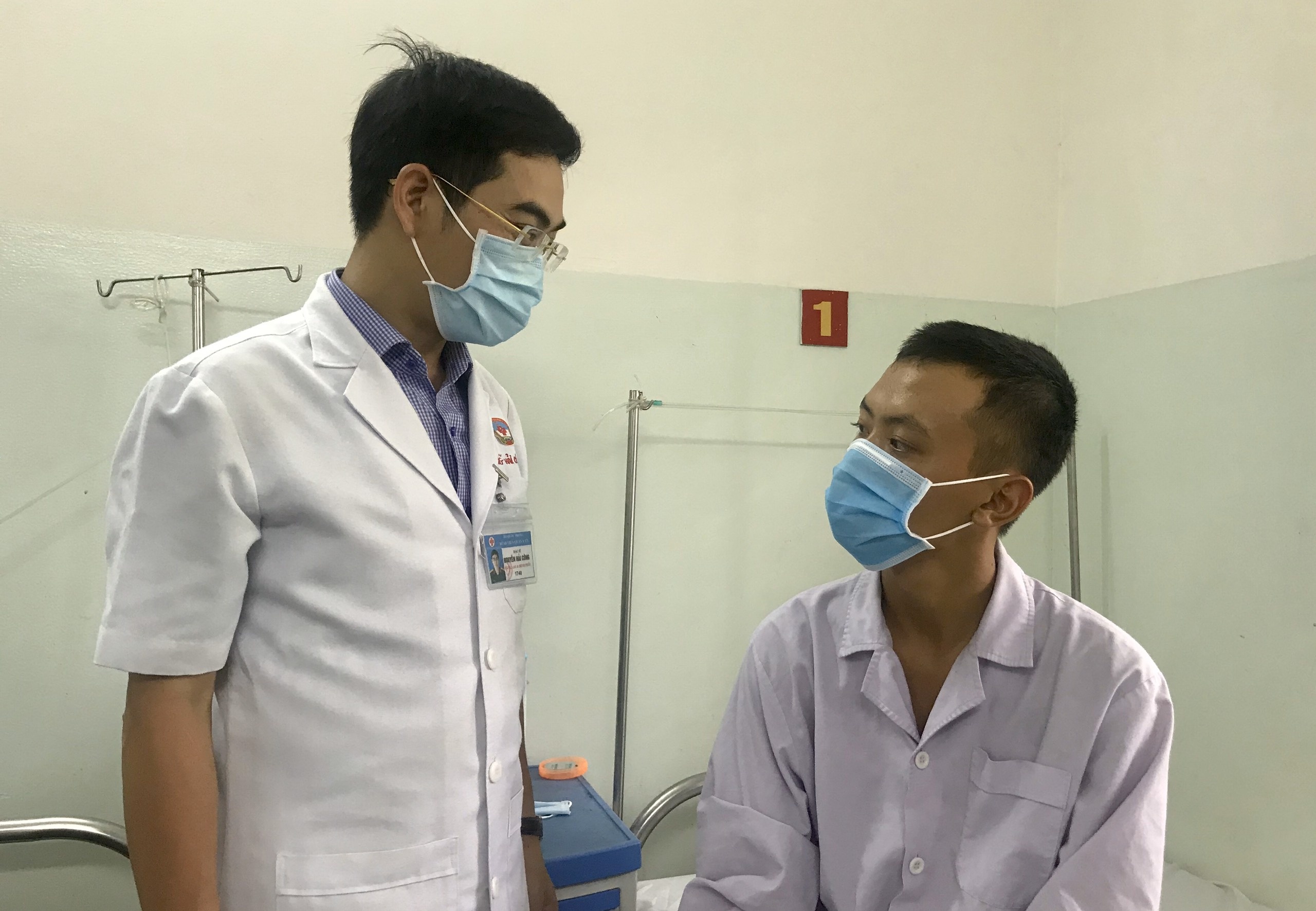 Nam thanh nien suy ho hap do uong nham vo thuoc hinh anh