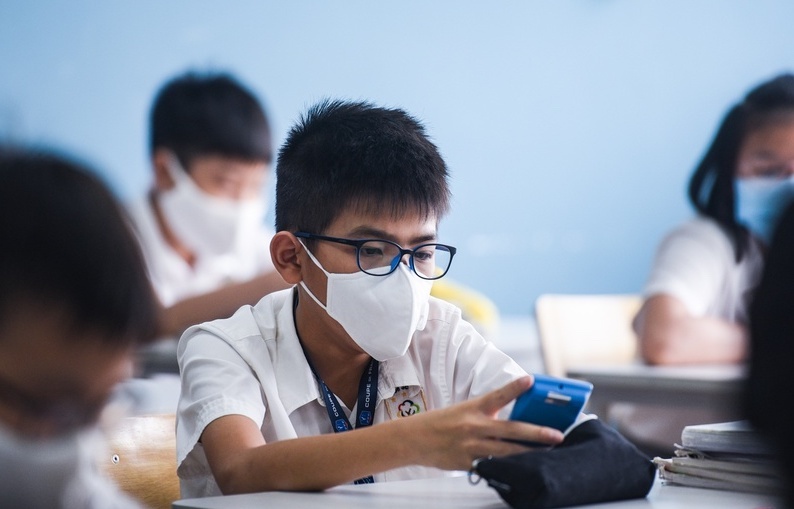 Moi nguy hiem khi bat hoc sinh deo khau trang trong gio ngu trua hinh anh