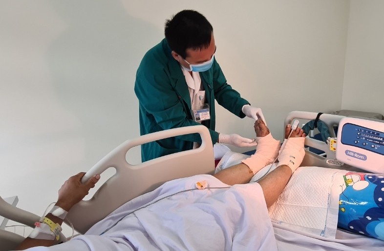 cứu đôi chân đứt lìa ảnh 1 cuu doi chan dut lia anh 1