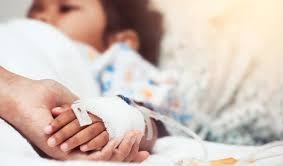 Sai lam cua cha me khien con om uong thuoc mai khong khoi hinh anh