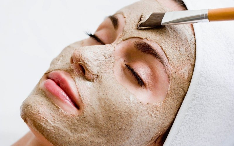 Nhap vien sau khi su dung mat na lam trang da hinh anh