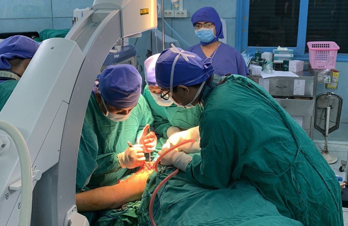 5 tieng phau thuat cho hoc sinh bi chan thuong nang do cay phuong de hinh anh