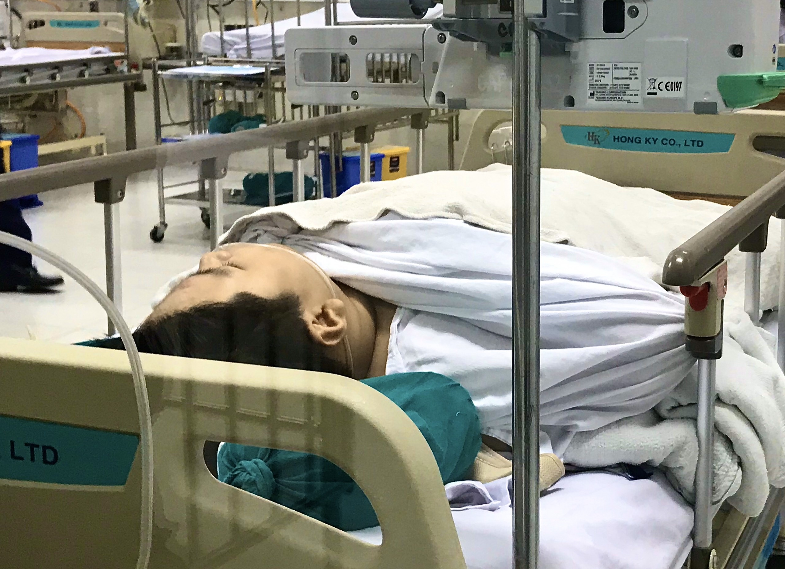 Phau thuat cho hai hoc sinh chan thuong nang do bi cay phuong de hinh anh