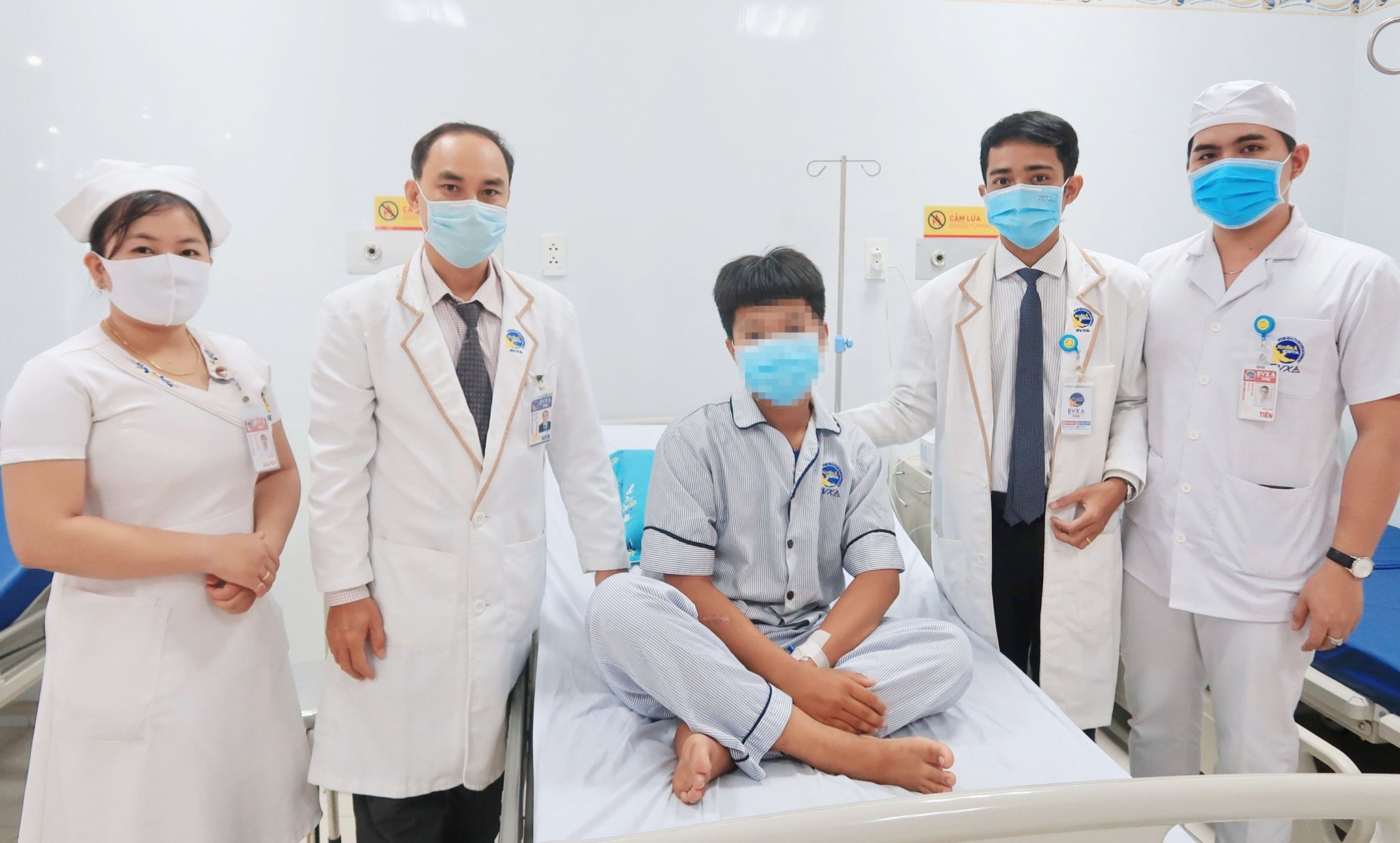 đâm thấu ngực bằng chai bia ảnh 1 dam thau nguc bang chai bia anh 1