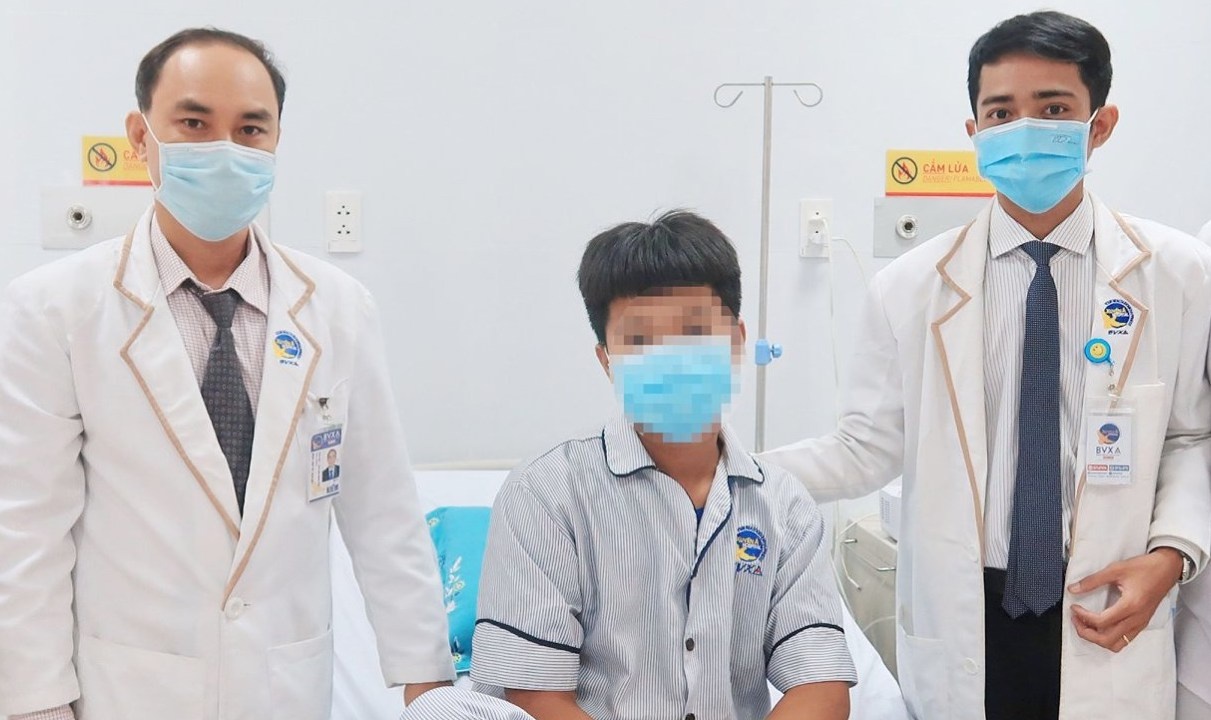 Thieu nien 15 tuoi bi dam thau nguc bang vo chai bia hinh anh