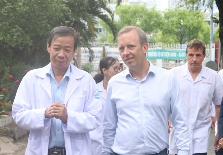 Dai su Anh cam on cac y bac si da cuu benh nhan 91 hinh anh