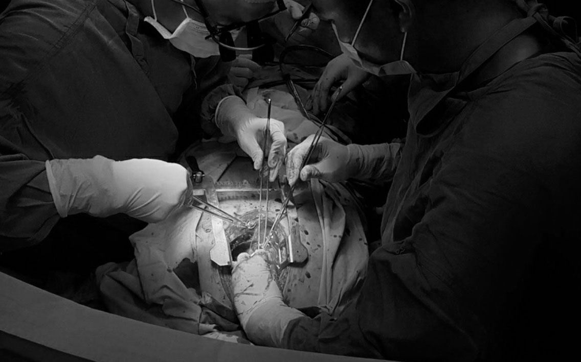 thanh nien bi dam thung tim anh 1