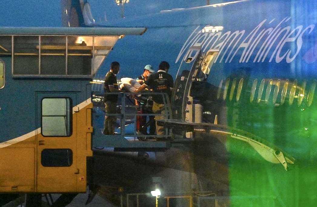 Benh nhan 91 len may bay bat dau hanh trinh ve nuoc hinh anh