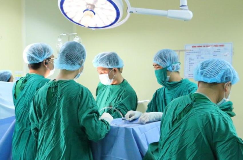 Vu lat xe khach o Kon Tum: Hai nan nhan chan thuong nghiem trong hinh anh