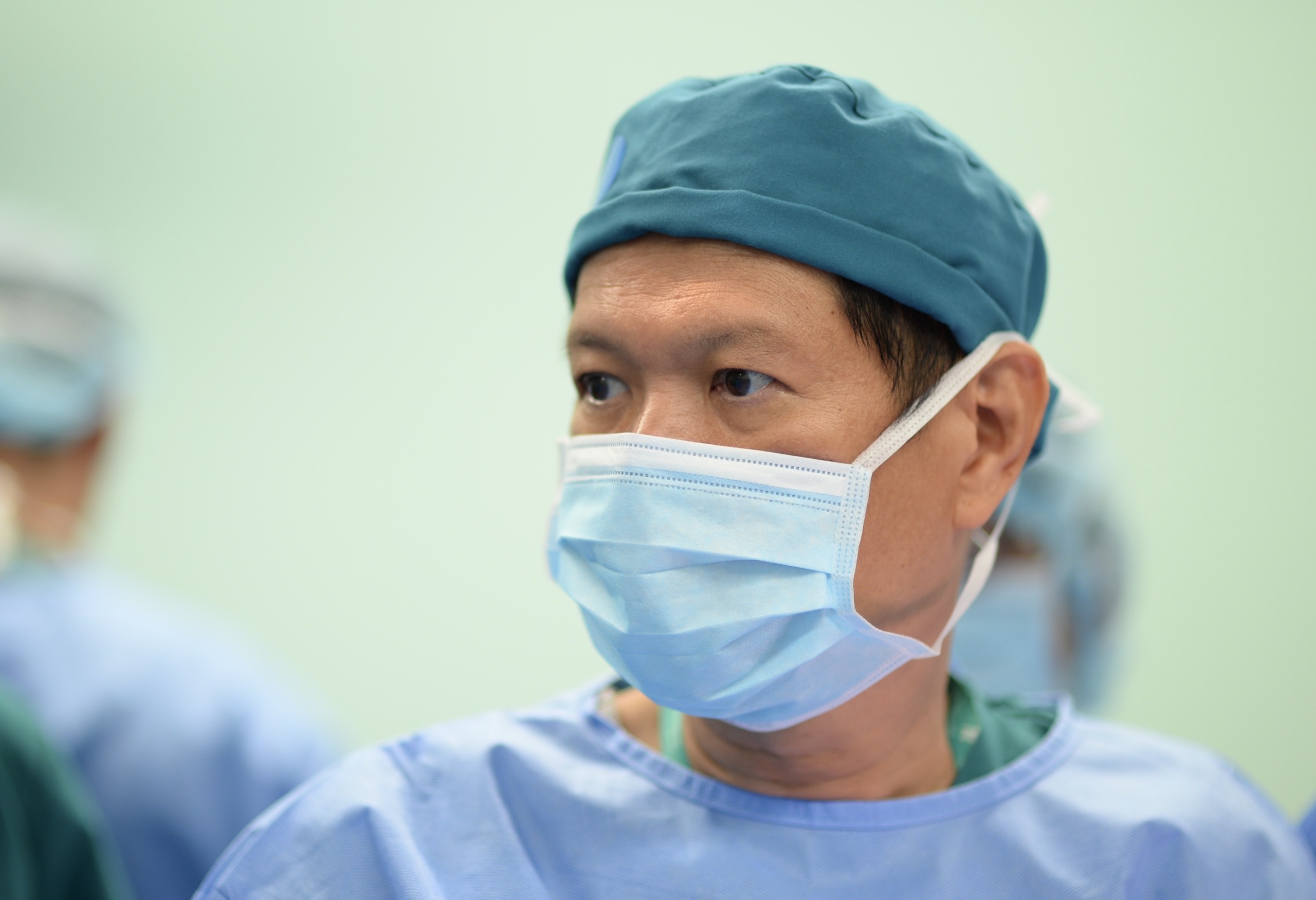 Truong e-kip mo tach song sinh dinh lien: 'Hanh trinh con rat dai' hinh anh