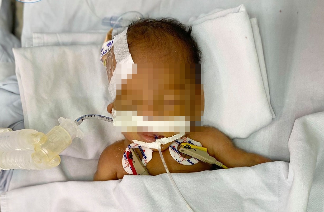 Be so sinh nang 1,4 kg bi bo roi truoc cong chua hinh anh