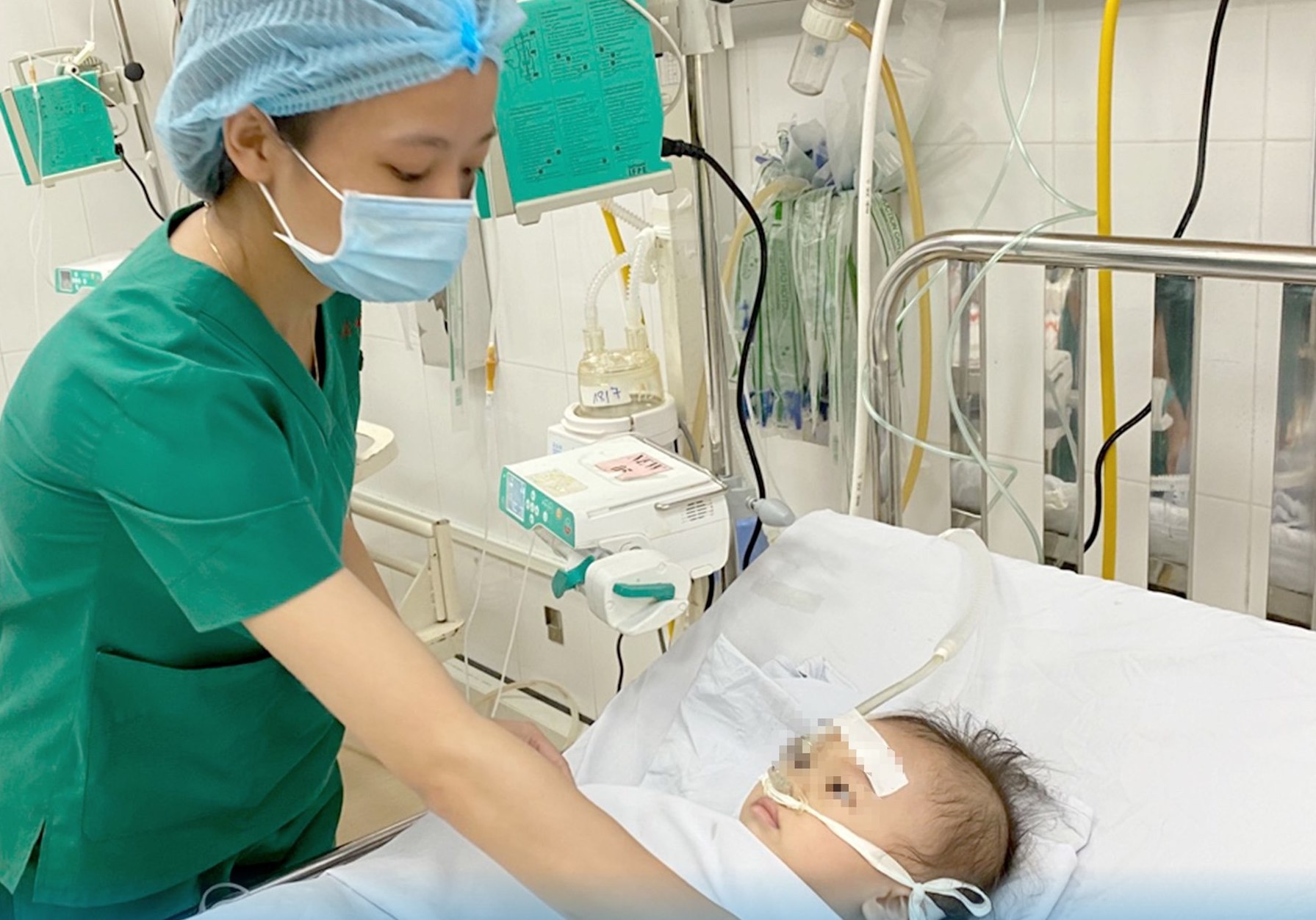 Be 12 thang tuoi suyt mat mang do nghen qua chom chom hinh anh