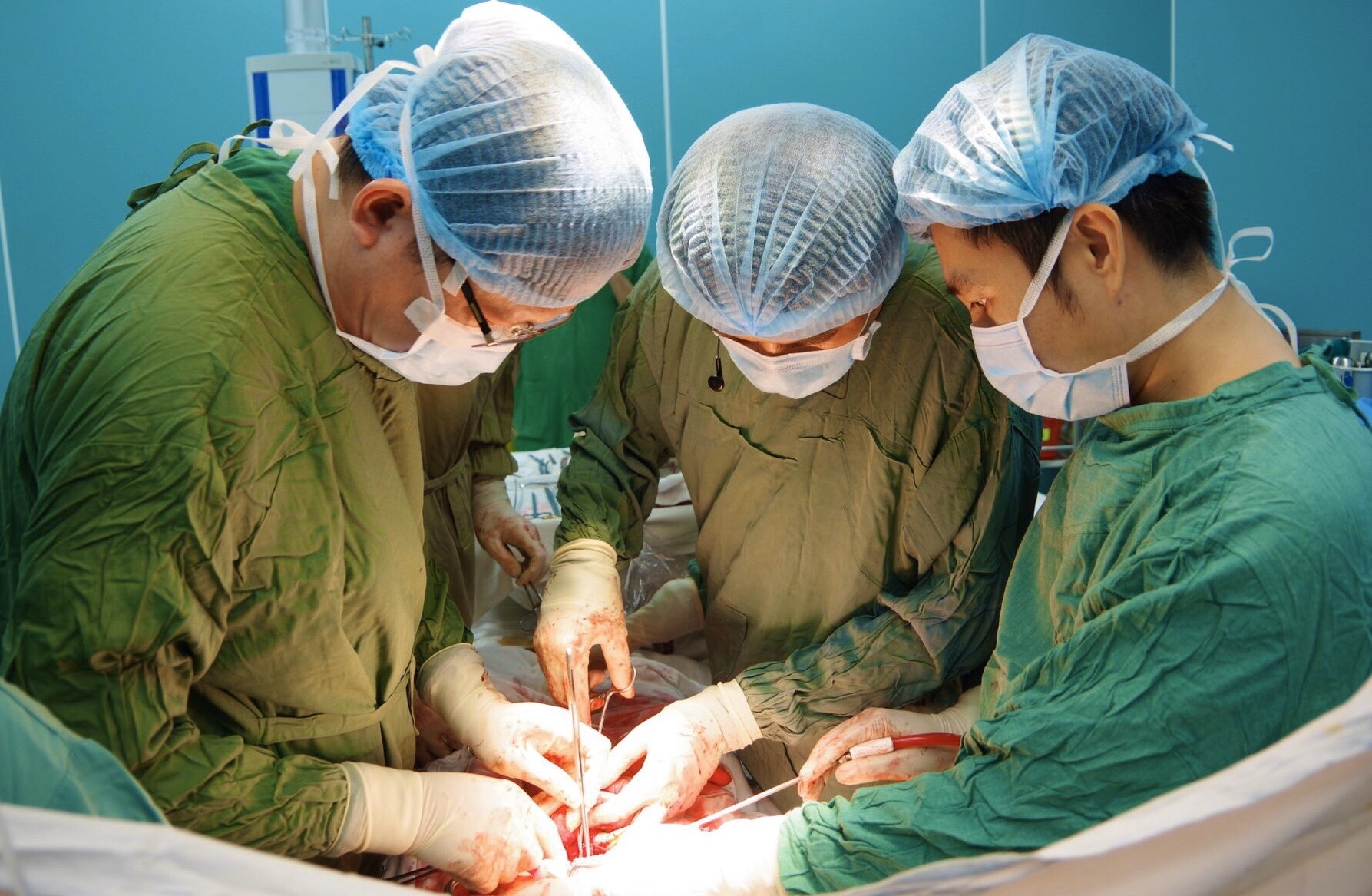 Nam thanh nien bi hang rao sat dam thau bung hinh anh