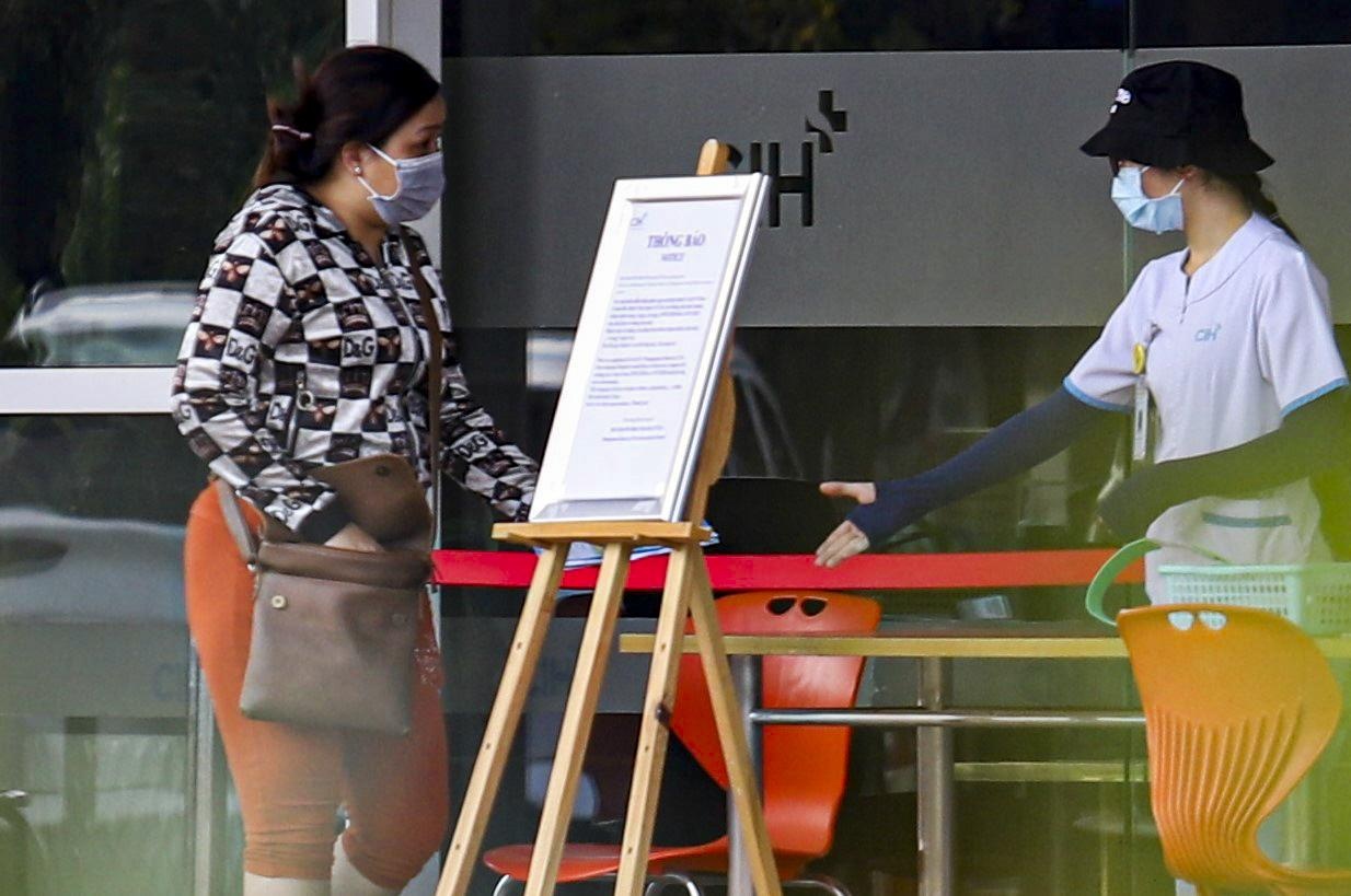 Benh vien tai TP.HCM han che nguoi ra vao sau hai ca mac Covid-19 hinh anh