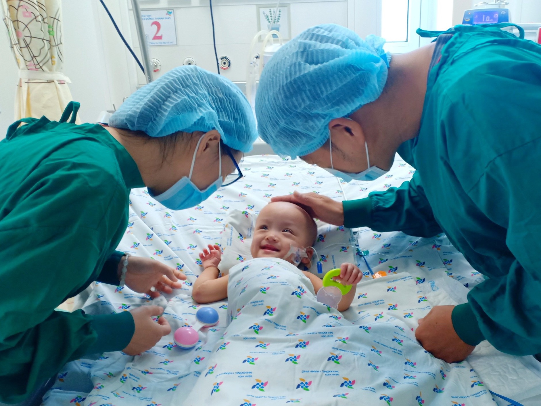 Nu cuoi cua song Nhi sau 20 ngay mo tach hinh anh