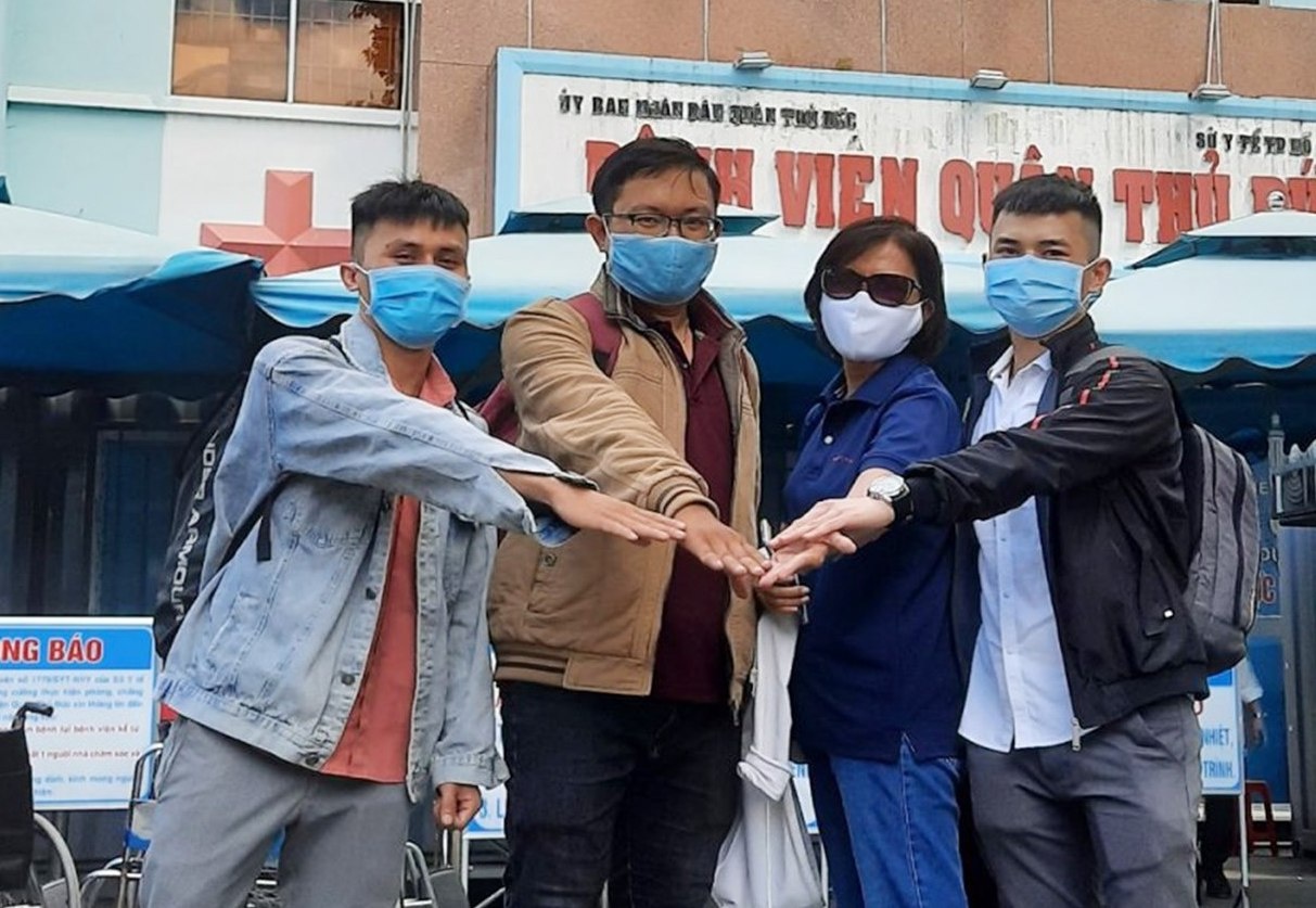 TP.HCM cu 8 nhan vien y te chi vien Da Nang chong dich hinh anh