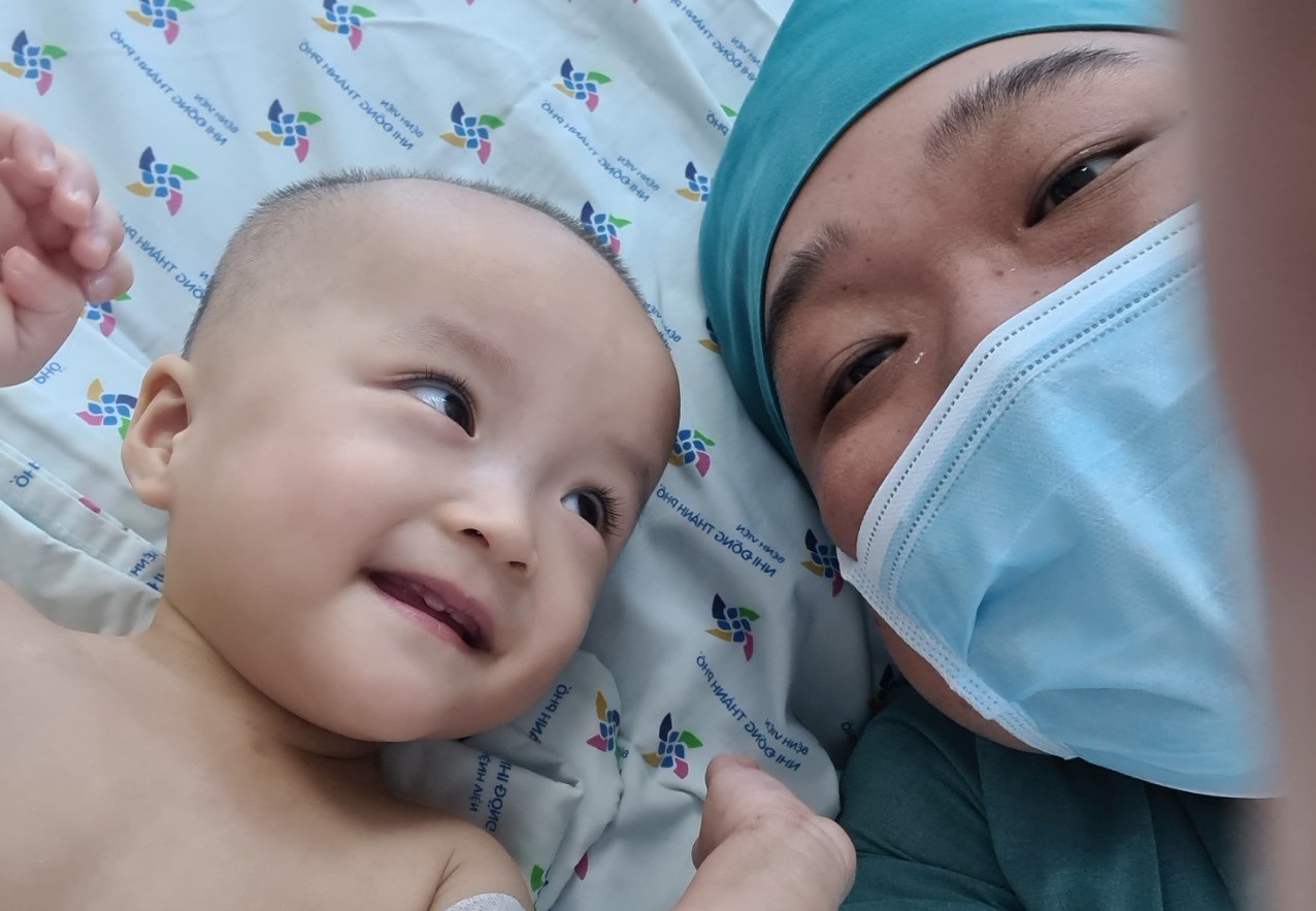 Truc Nhi va Dieu Nhi lan dau an dam voi chao thit hinh anh