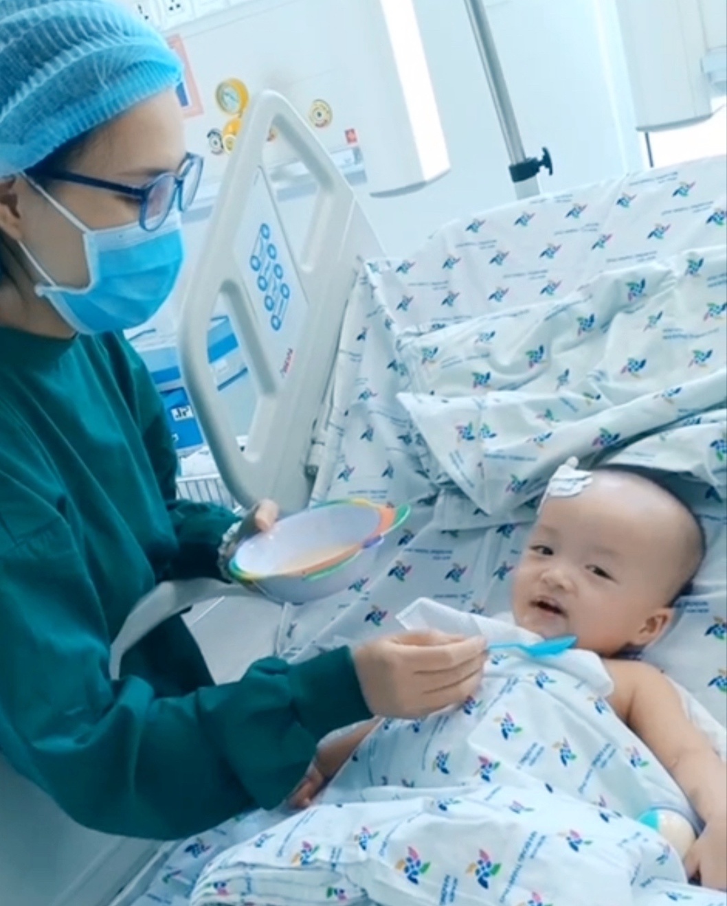 trúc nhi diệu nhi ăn cháo thịt ảnh 1 truc nhi dieu nhi an chao thit anh 1