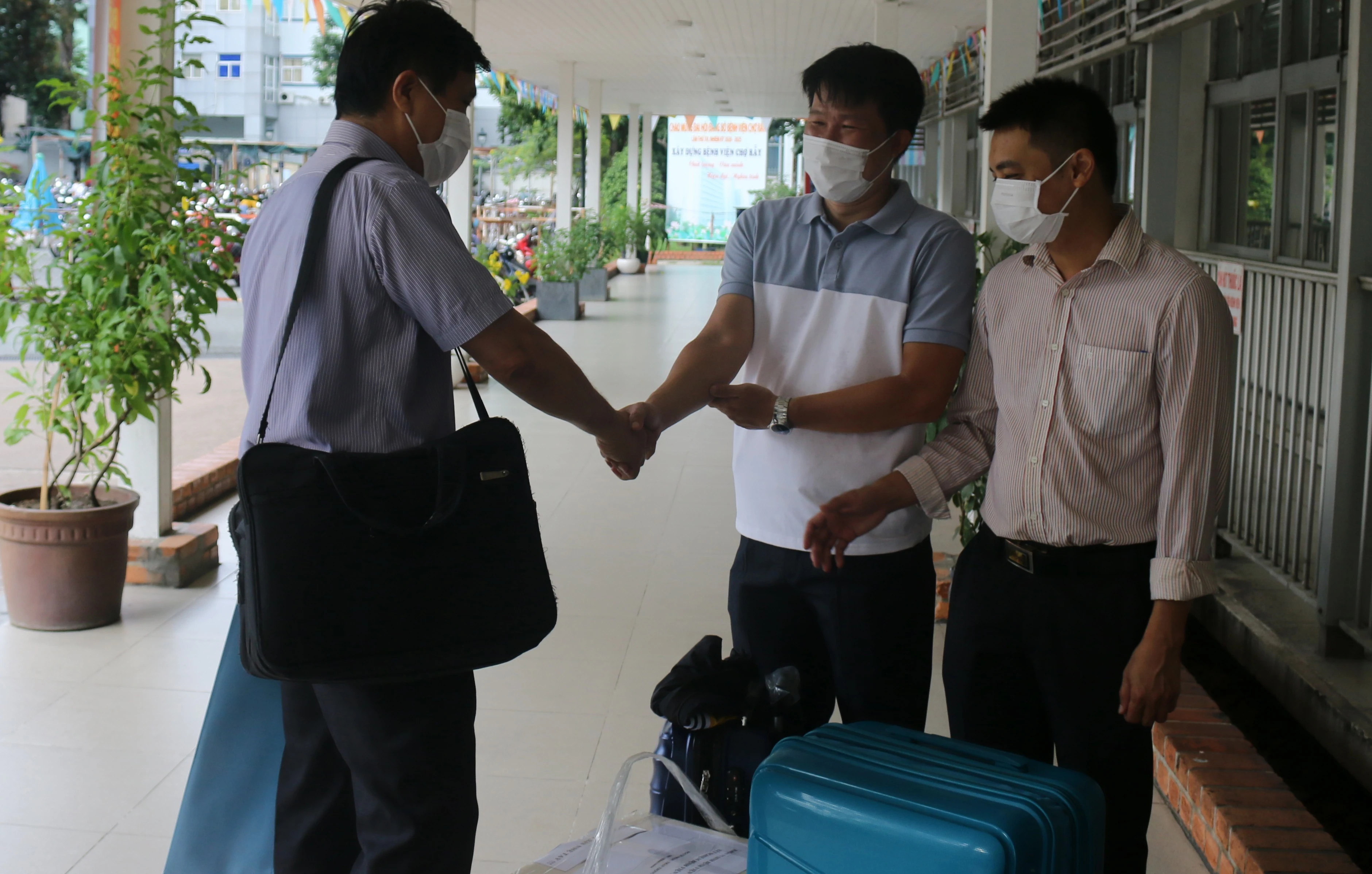 bac si chi vien Da Nang chong dich anh 2