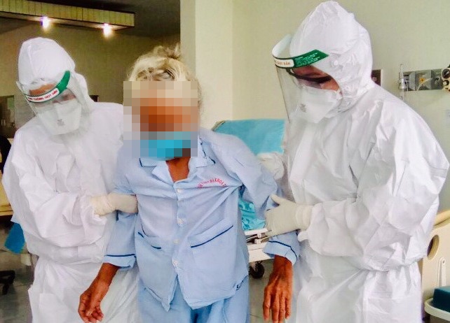 Benh nhan 100 tuoi moi bac si den nha choi sau khi khoi Covid-19 hinh anh