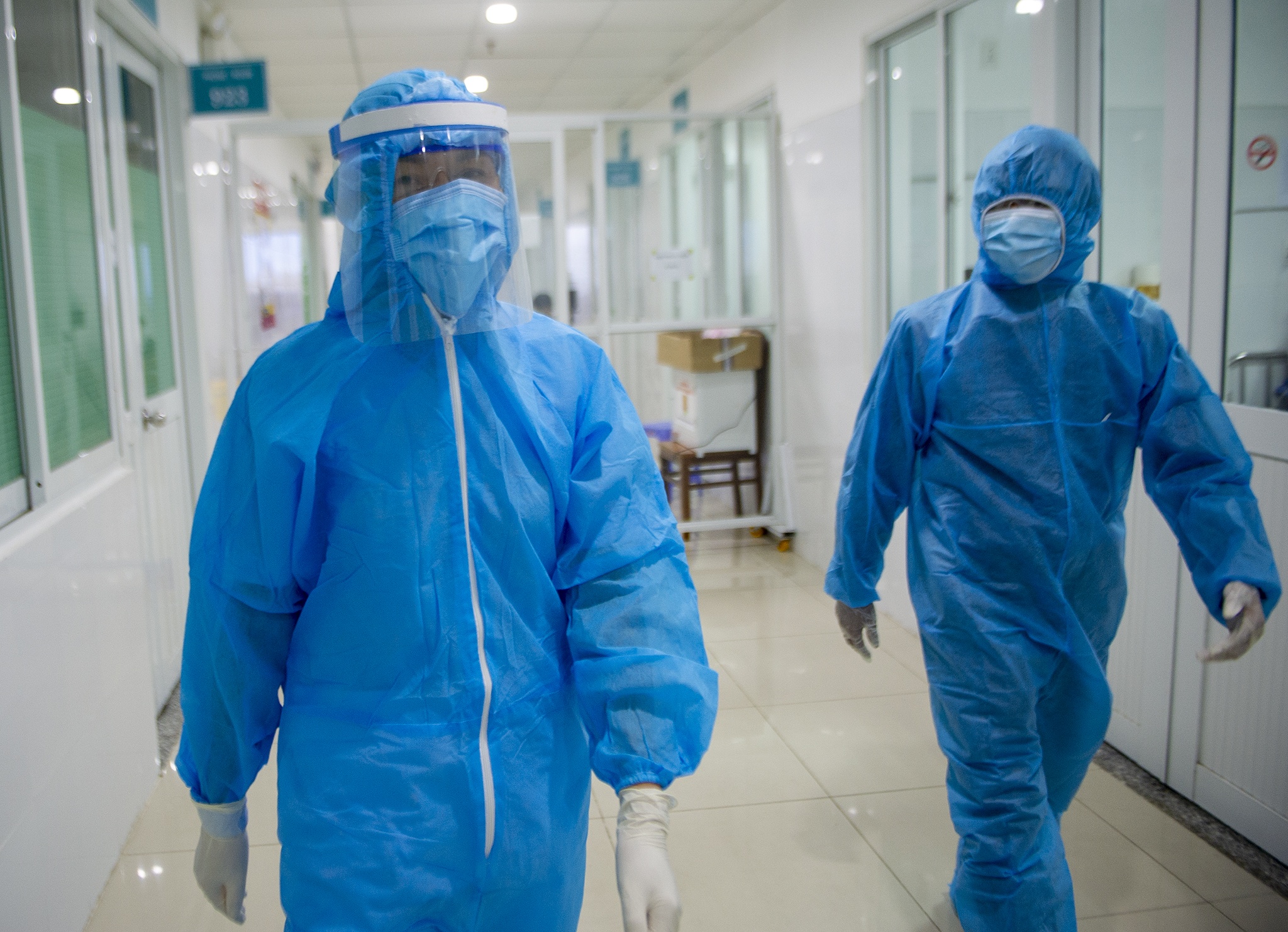 Vi sao benh nhan 964 duong tinh sau mot thang ve tu Da Nang? hinh anh