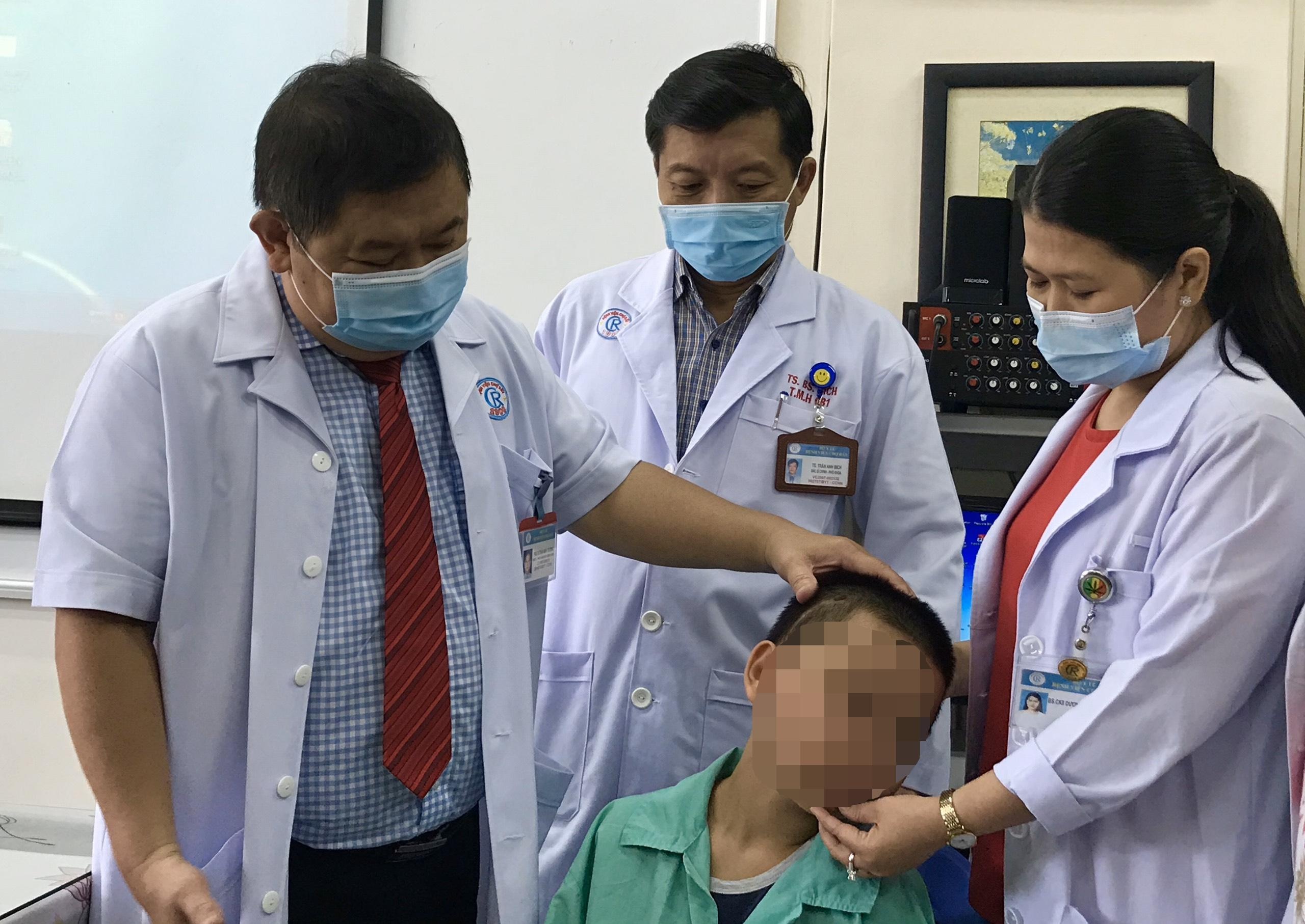 Cat khoi u vom mui hong lon nhat Viet Nam cho be trai 13 tuoi hinh anh