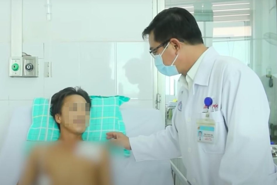 nguoi dan ong bi ran ho mang can anh 3