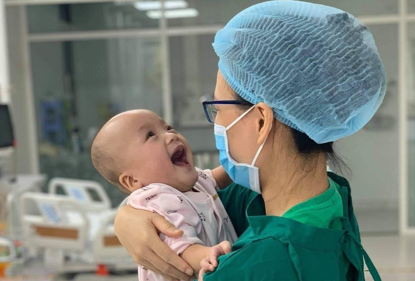 Truc Nhi va Dieu Nhi chuan bi tap di hinh anh