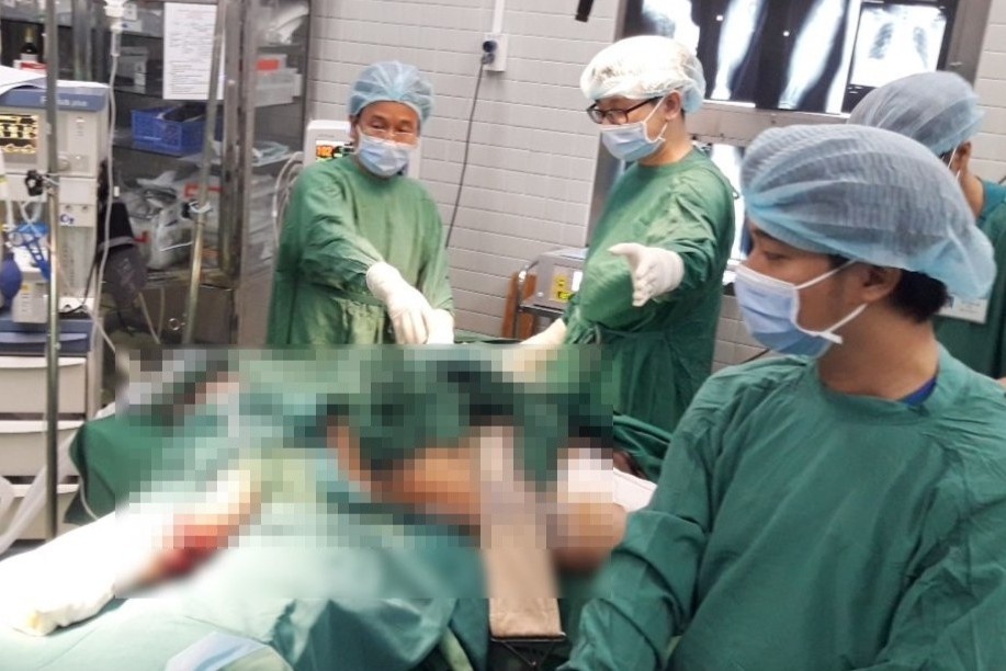 Nguoi dan ong o TP.HCM bi cay de nat cang tay hinh anh