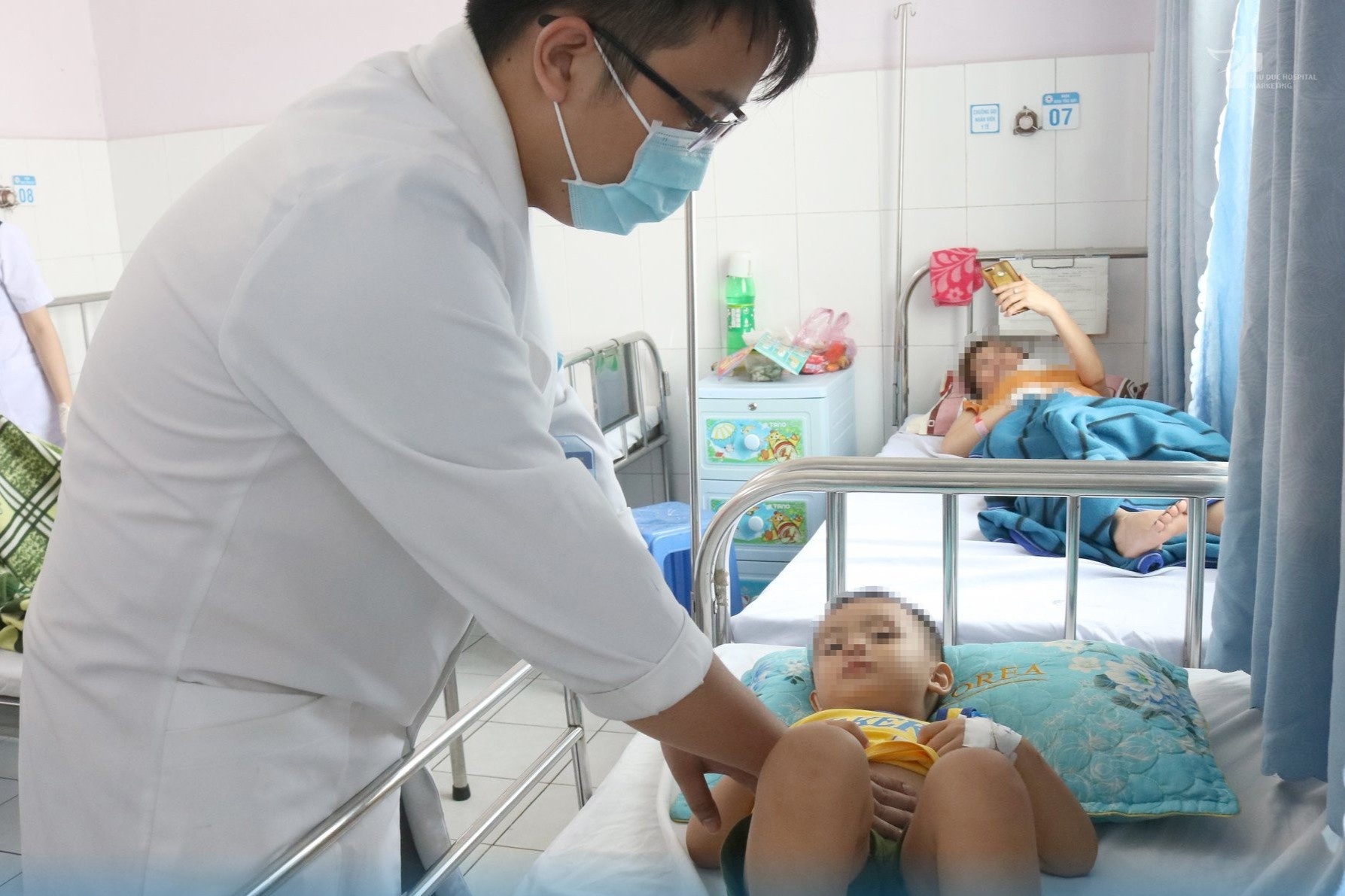 Be trai 3 tuoi bi vo lach do nga xe may hinh anh