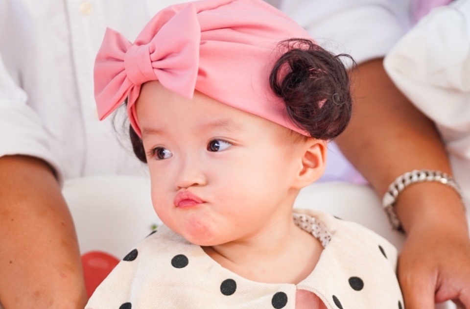 Truc Nhi va Dieu Nhi trong ngay xuat vien hinh anh