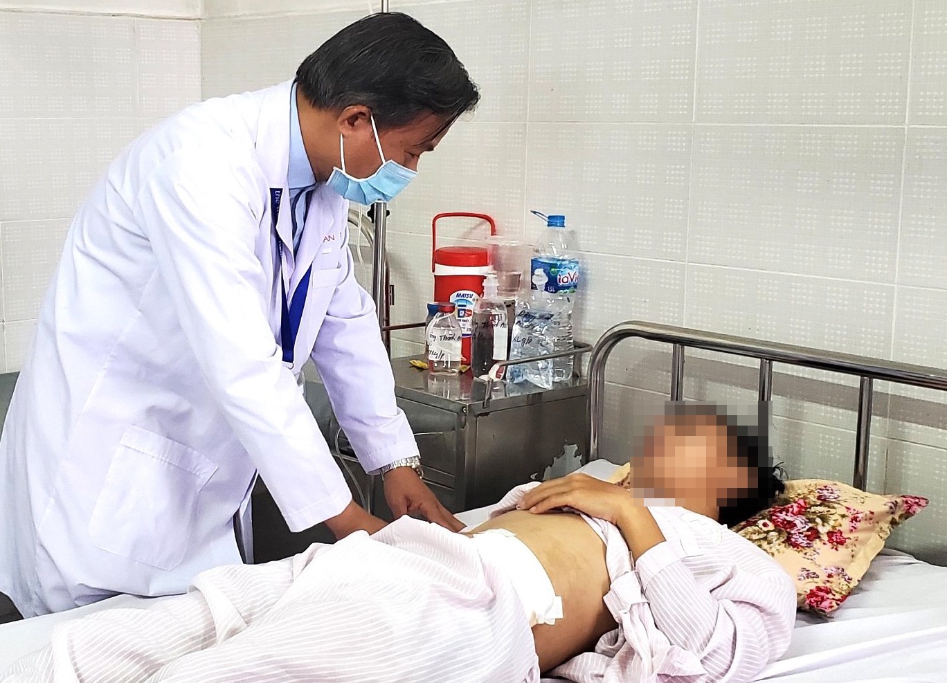 thanh nien 25 nam khong co hau mon anh 1