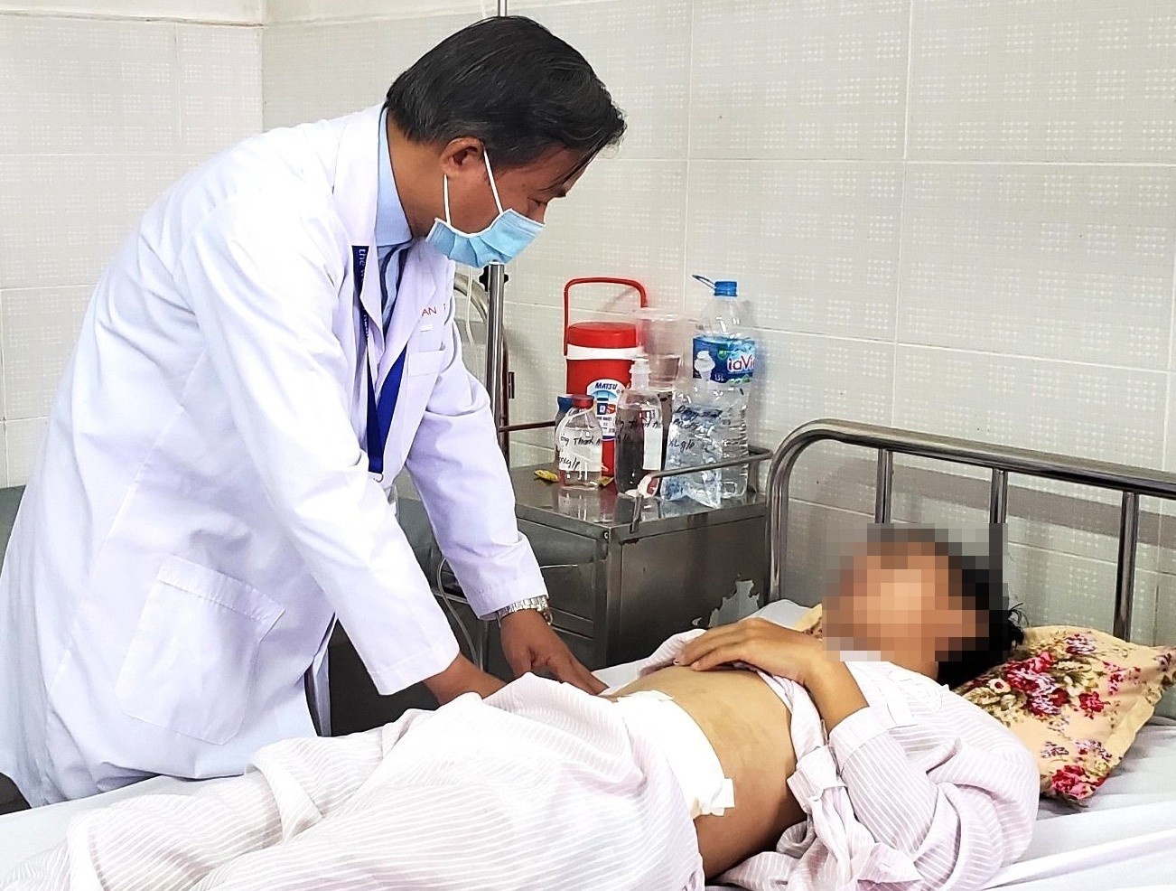 Nam thanh nien suot 25 nam khong co hau mon hinh anh