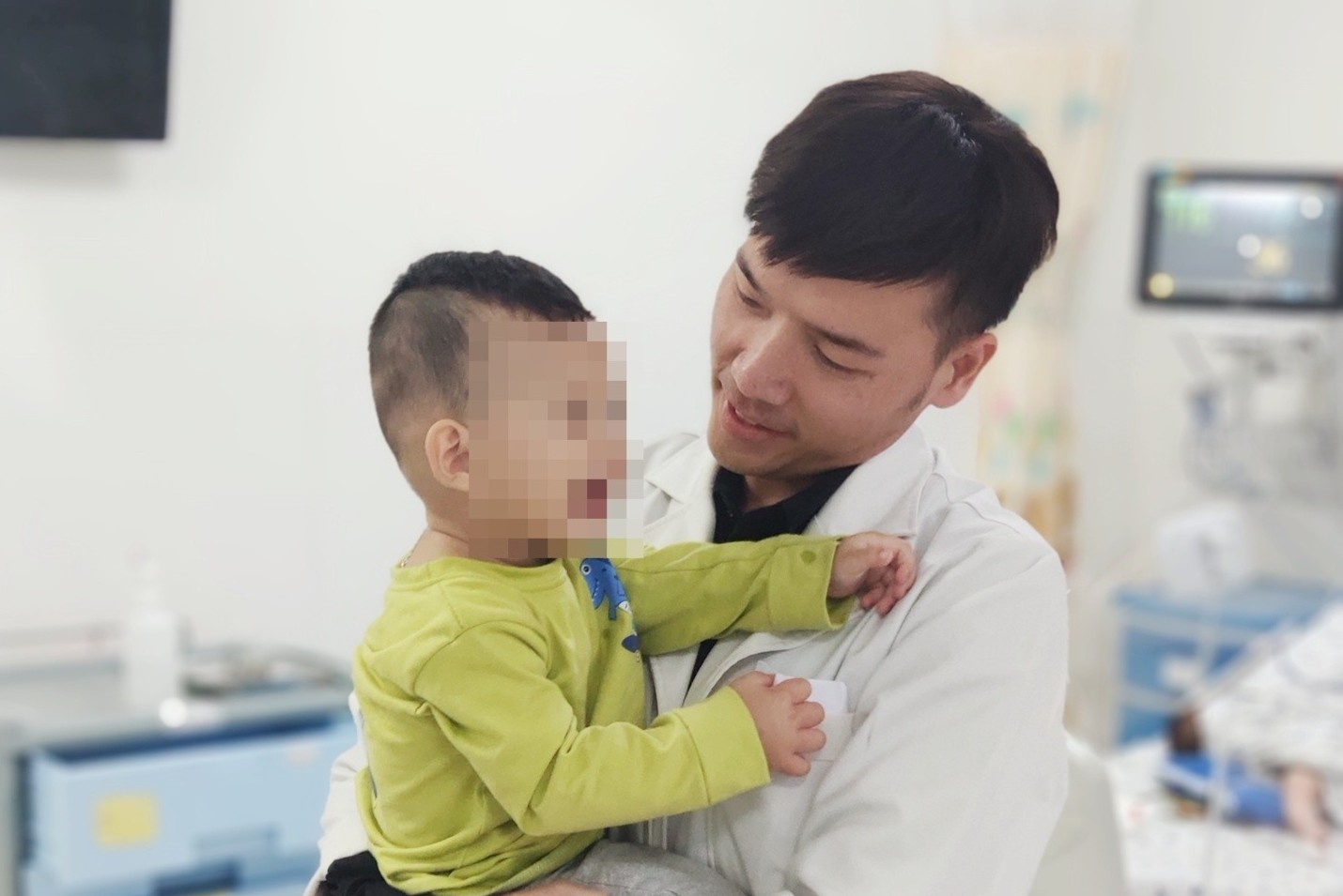 bé trai uống nhầm dầu xoa bóp ảnh 1 be trai uong nham dau xoa bop anh 1