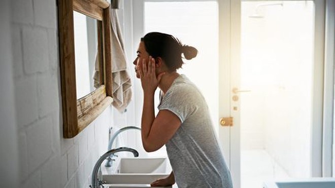 Thuong xuyen soi guong co the la dau hieu benh tam than hinh anh