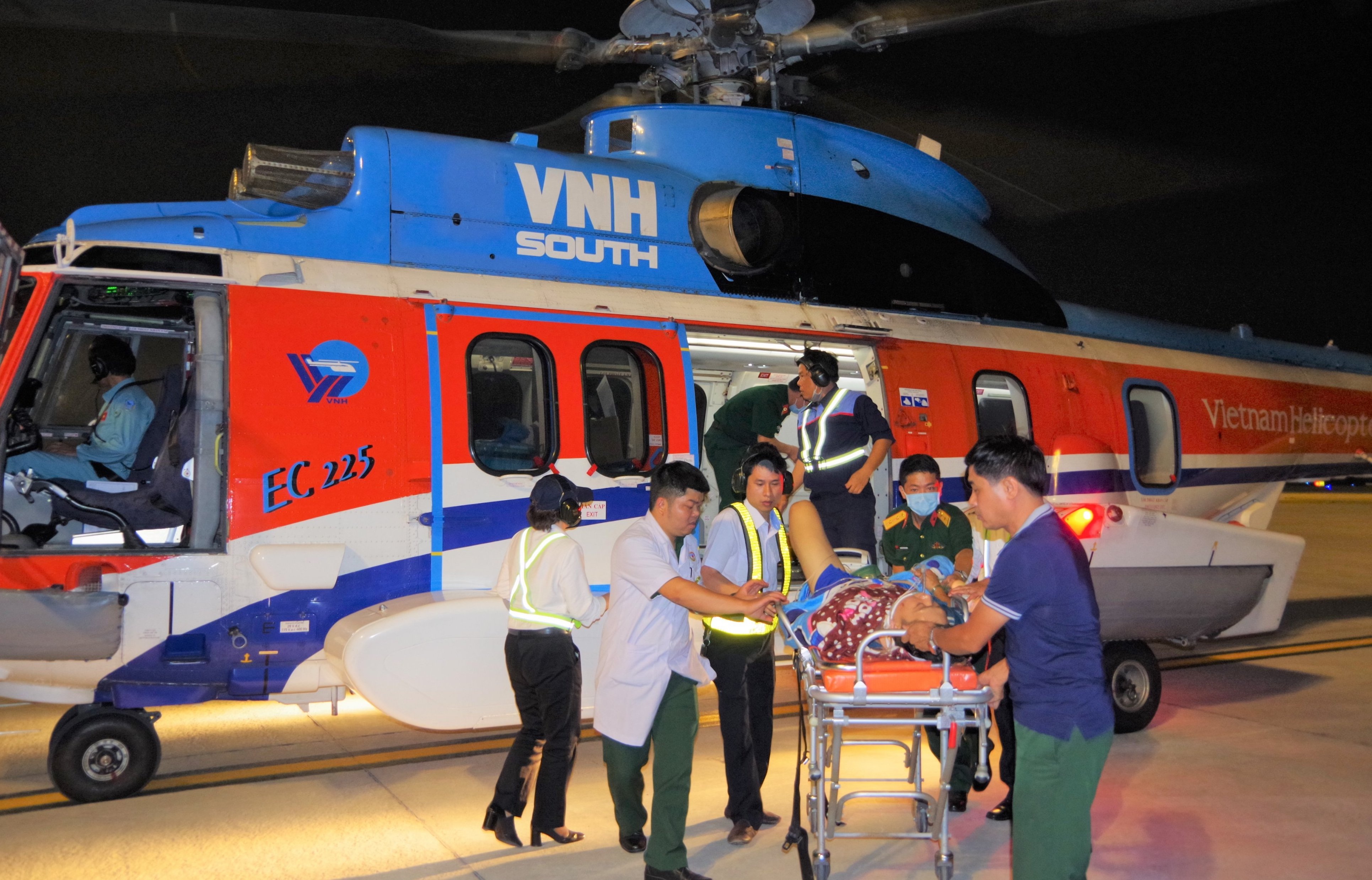 15 gio no luc dua benh nhan tu Truong Sa ve dat lien hinh anh