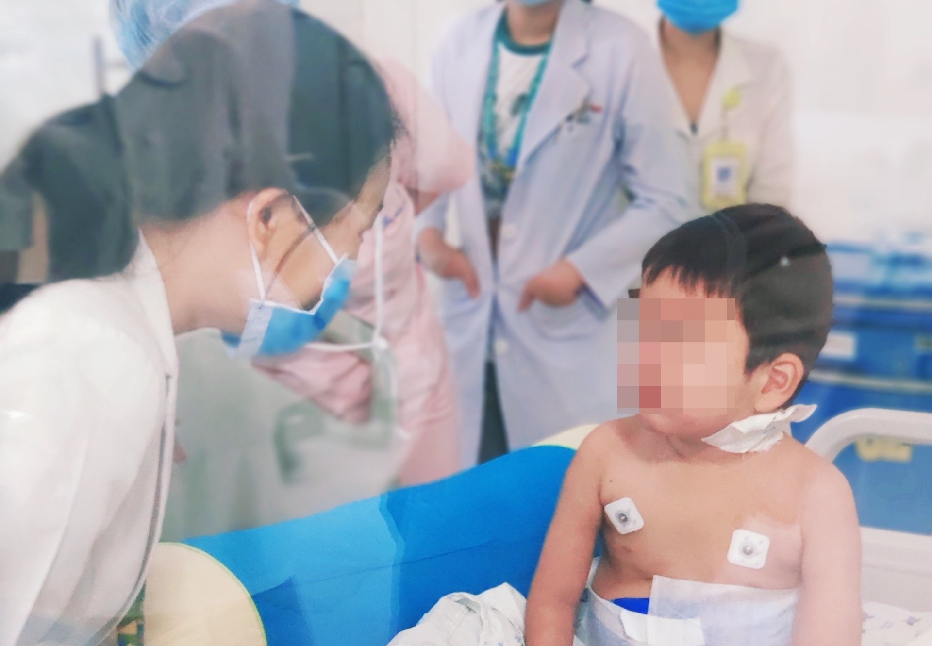 Be trai mac benh 'mau an mau' hinh anh