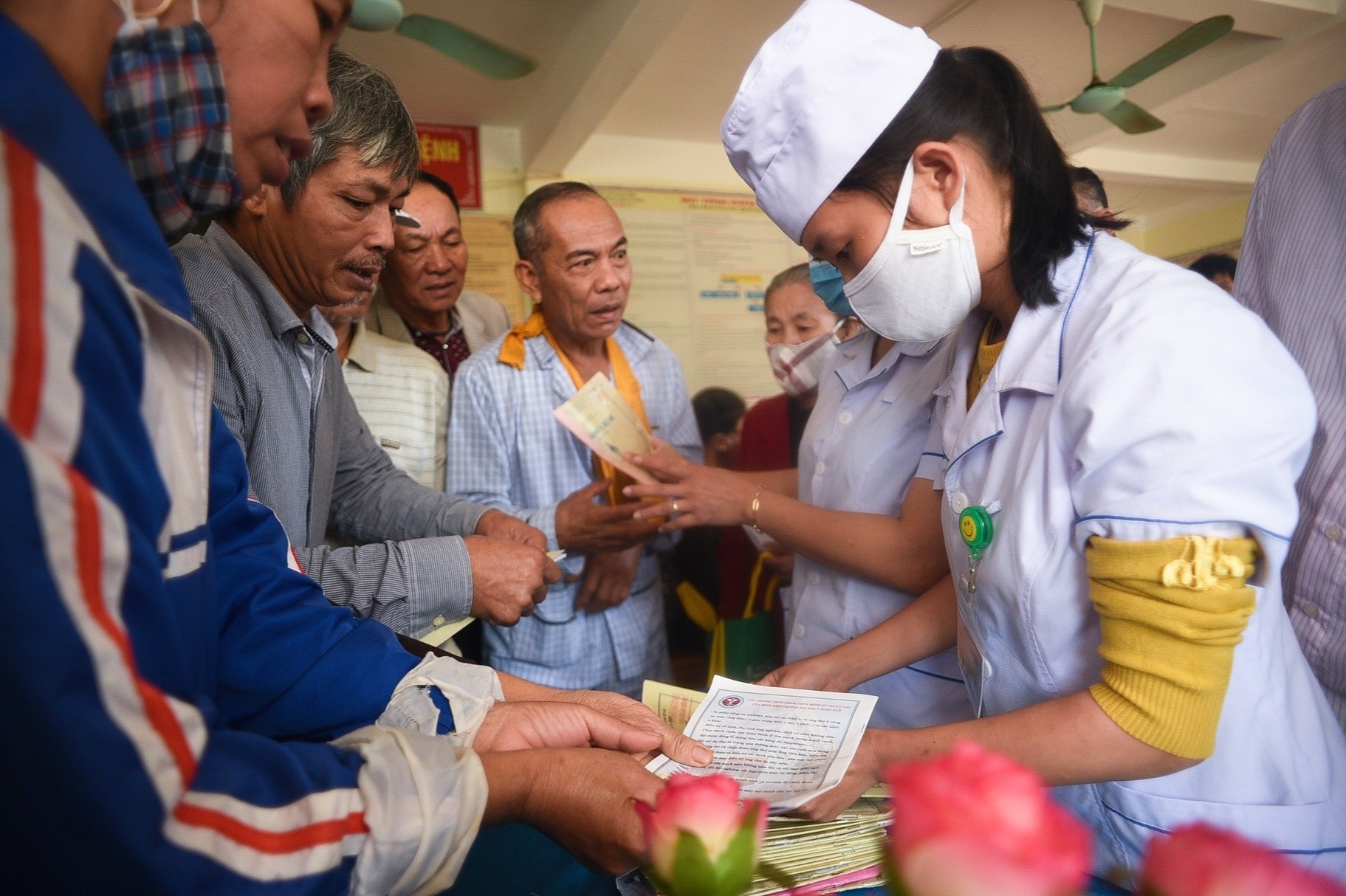 Bac si o vung lu do de cho san phu duoi anh den pin hinh anh