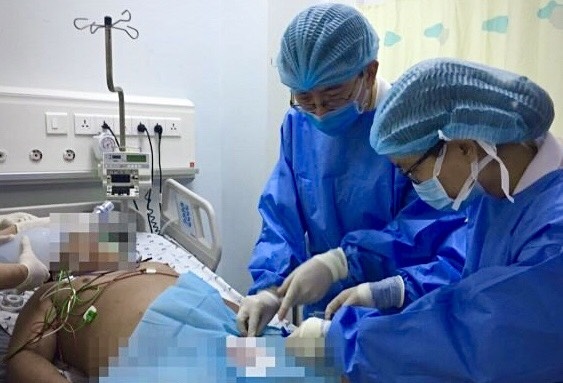 Be trai nguy kich vi ngat nuoc khi di boi hinh anh