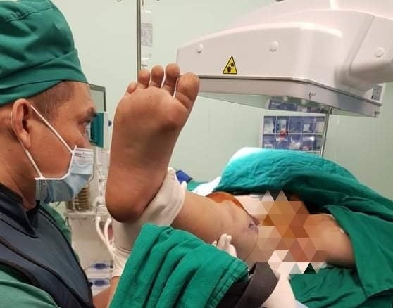 bé trai bị xe tải tông đa chấn thương ảnh 1 be trai bi xe tai tong da chan thuong anh 1