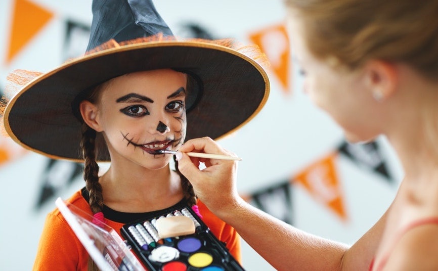 Nguy co tre bi di ung khi hoa trang Halloween hinh anh