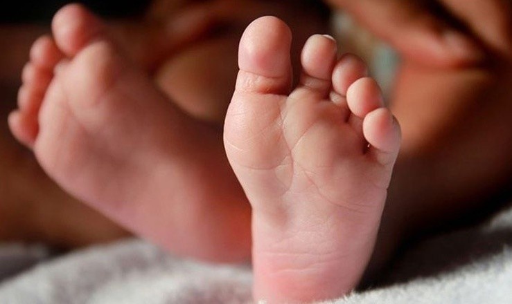 Be gai 6 thang tuoi tu vong do bi ket giua nem va tuong hinh anh