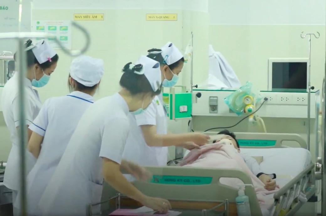 Be gai 3 tuoi nut so nao nghi do bi me bao hanh hinh anh