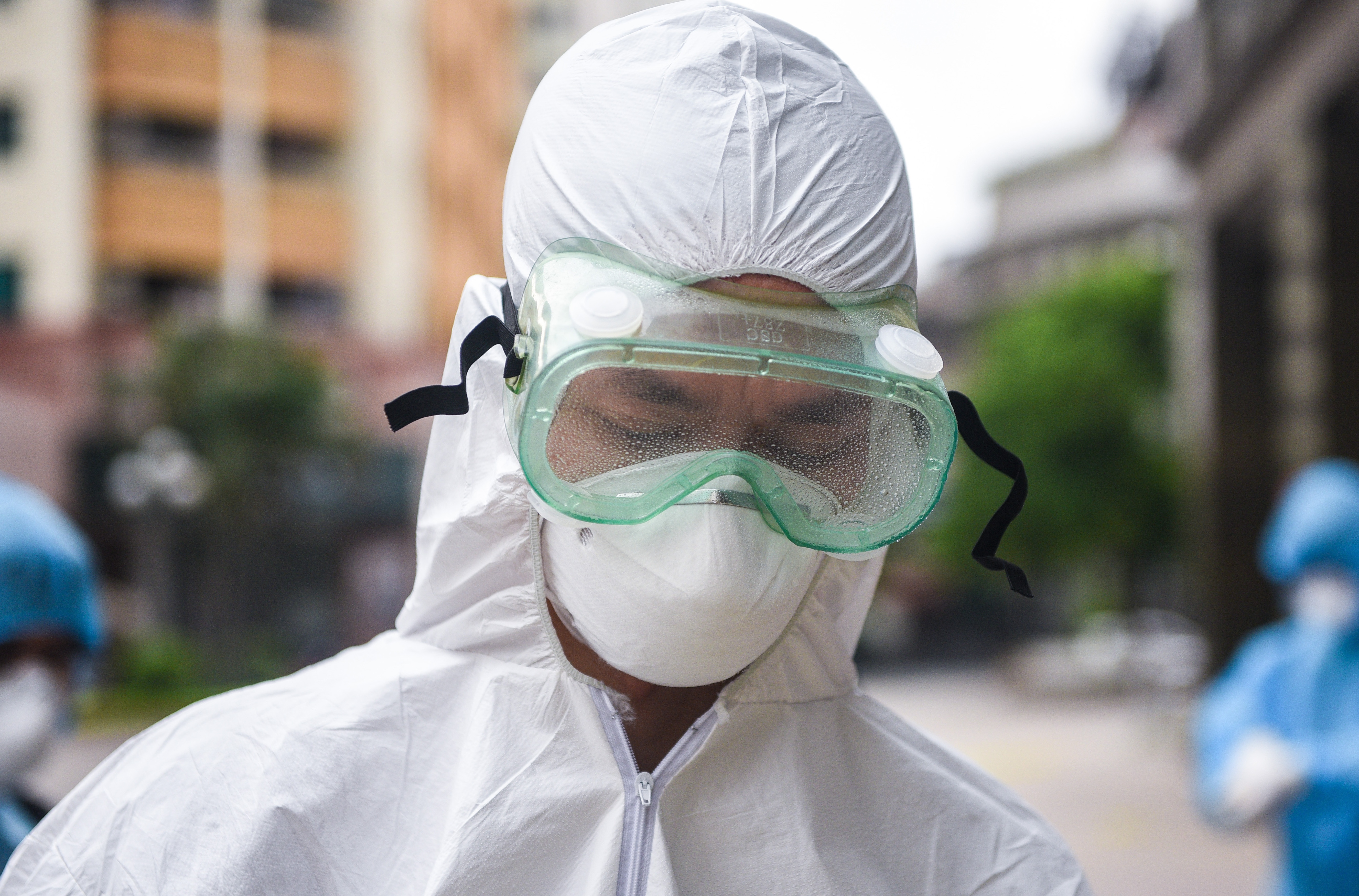 nguoi nhap canh trai phep mac Covid-19 anh 1