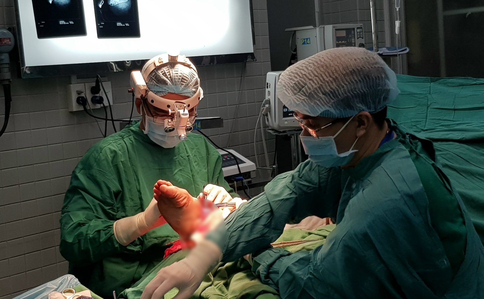 Nguoi dan ong bi may cat co lam dut lia co chan hinh anh