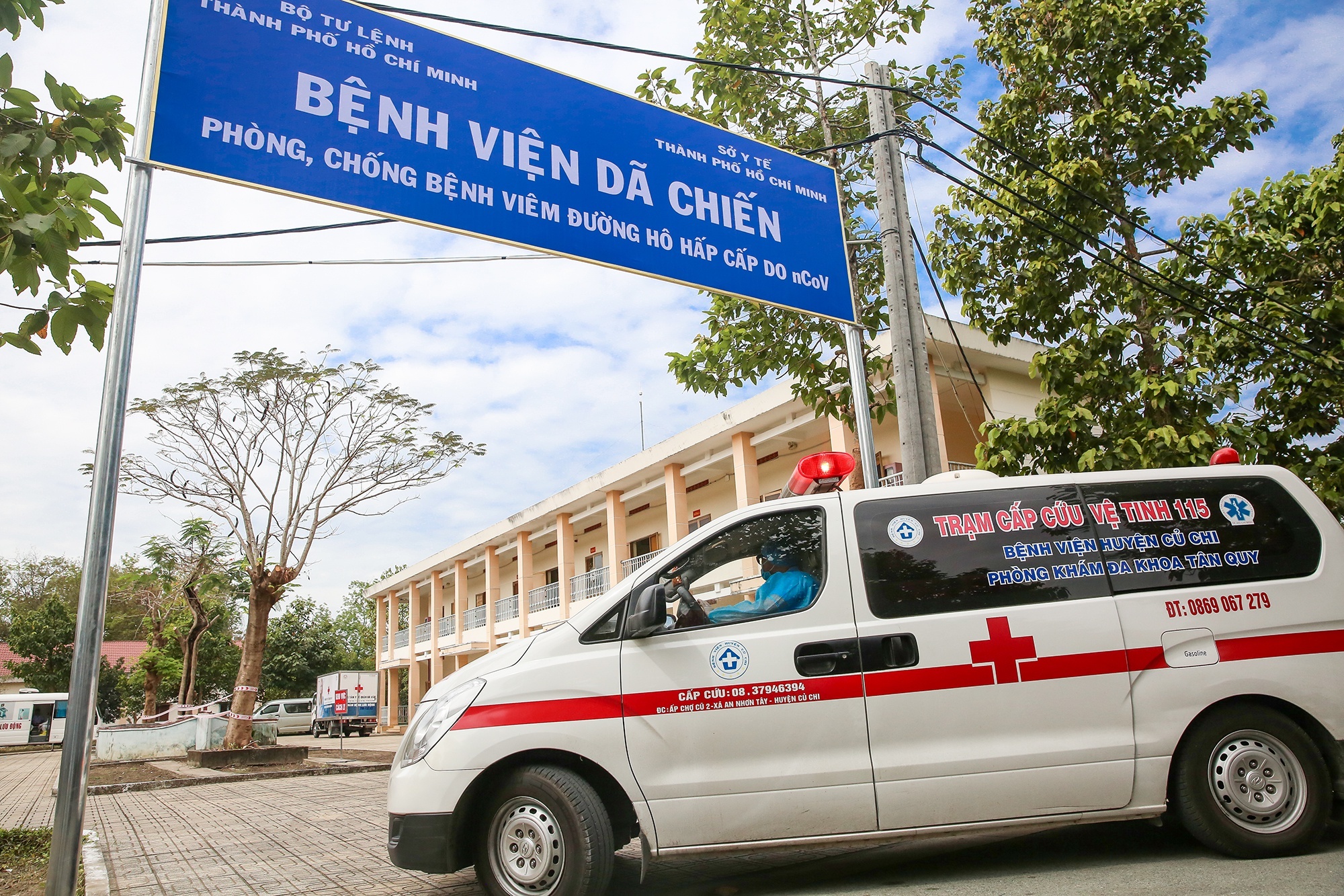 Nam tiep vien mac Covid-19 khoi benh hinh anh